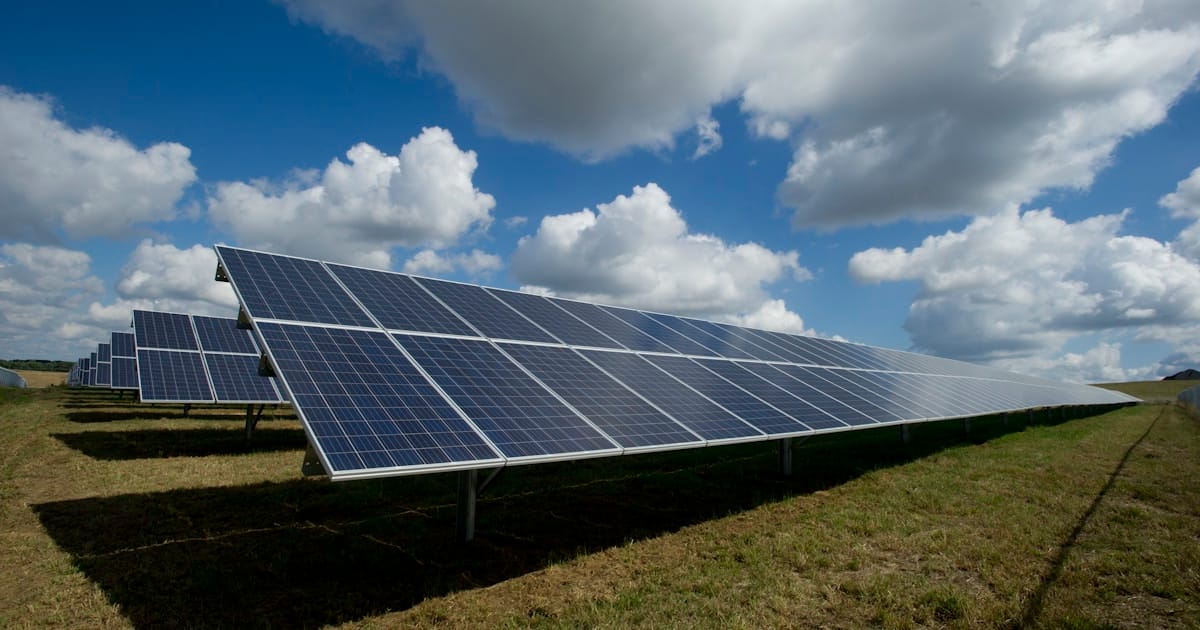 Du betrachtest gerade Photovoltaik für Gewerbe und Industrie 2026: Chancen, Kosten und Förderung